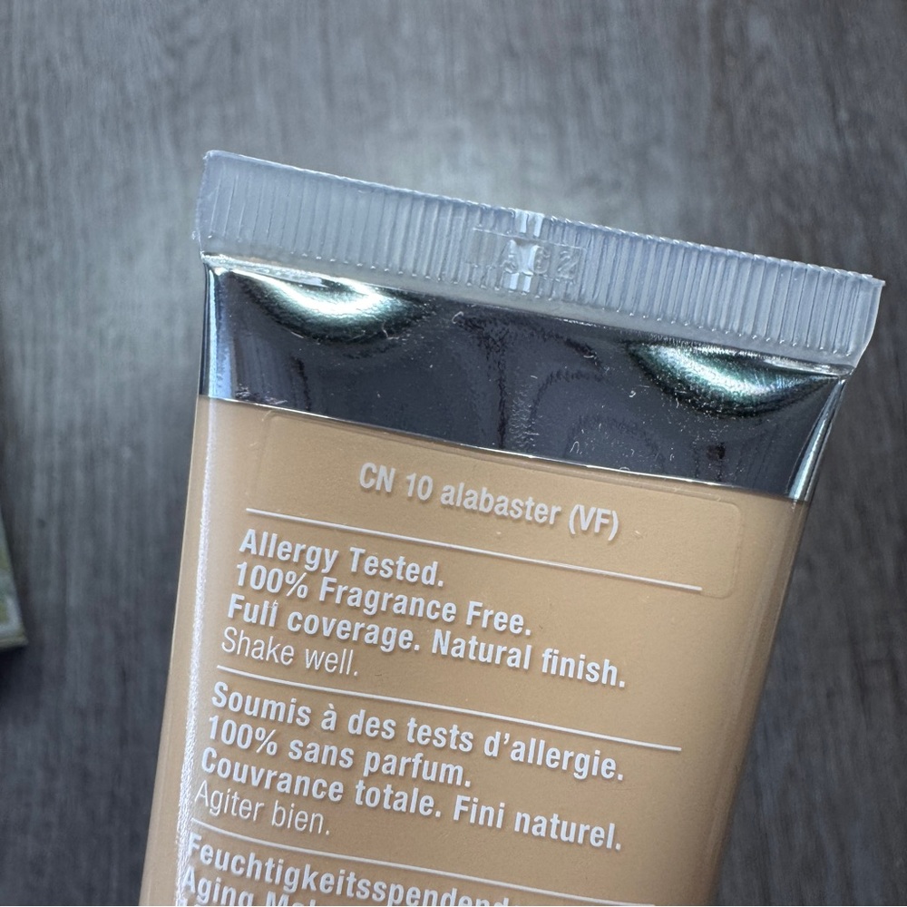 Clinique Even Better Refresh Hydrating and Repairing Foundation CN 10 Alabaster - Picture 3 of 4